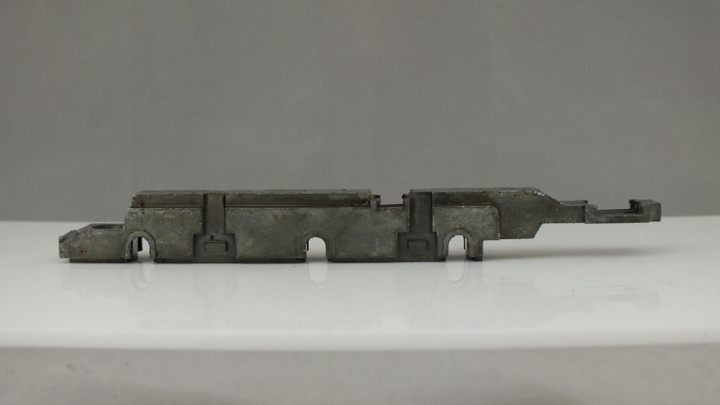 S4448 HORNBY TRIANG BARE CHASSIS FOOTBALLER CLASS      M1A