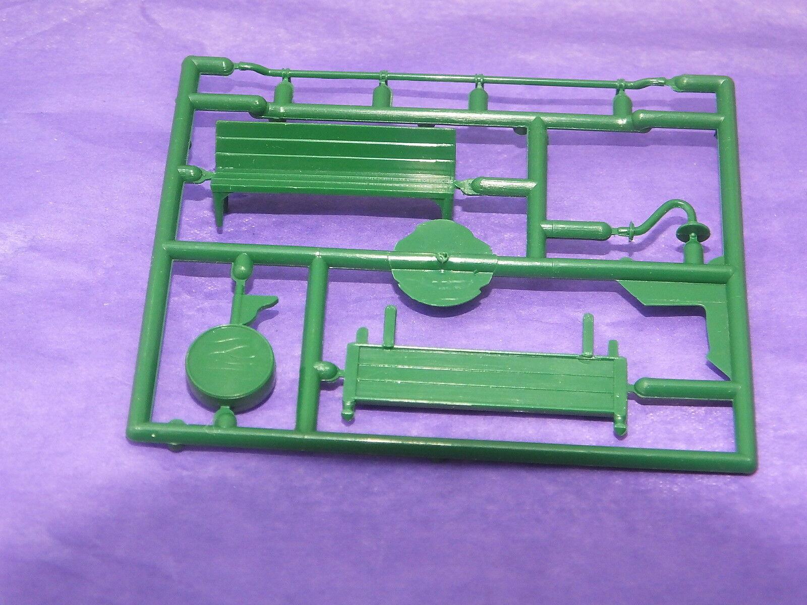 S9862 # HORNBY TRIANG STATION FITTINGS FRET SEAT/CLOCK/LIGHT/N/BOARD GREEN  P21A